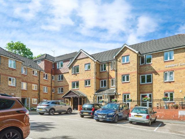 Flat for sale in Woodcote, Epsom