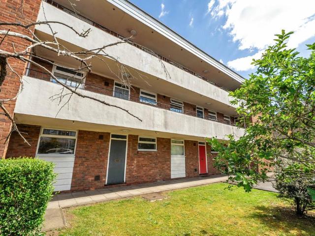 Flat for sale in Penge, Greater London
