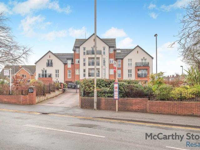 Flat for sale in Goldthorn Hill, Penn