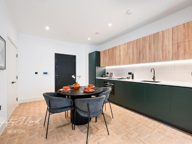 Flat for sale in Clapham Junction, Greater London