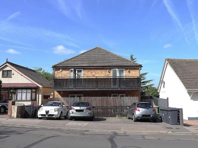 Flat for sale in Barling, Essex