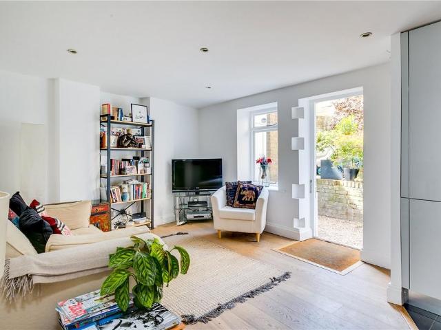 Flat for sale in Fulham, Greater London