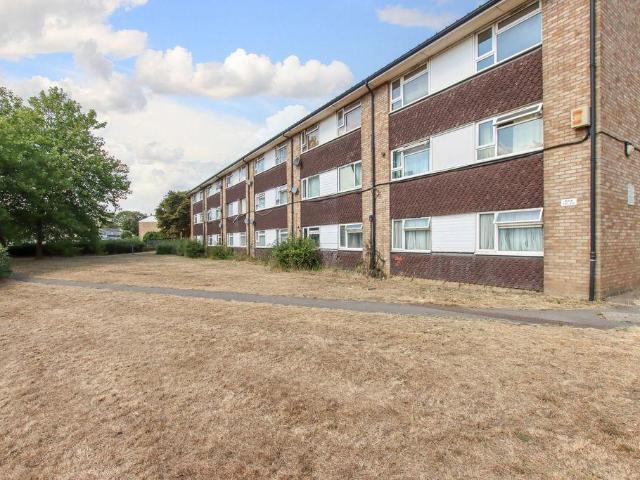 Flat for sale in Grovehill, Pouchen End