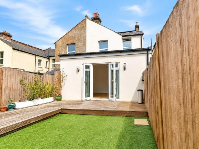 Flat for sale in London Borough of Croydon, Waddon