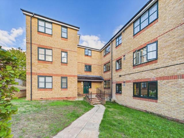 Flat for sale in Slough