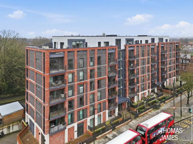 Flat for sale in Winchmore Hill, Edmonton