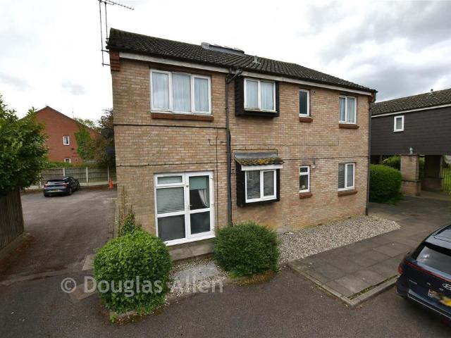 Flat for sale in Vange, Essex