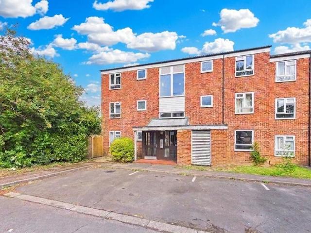 Flat for sale in Hatfield, Fretherne