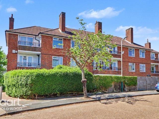 Flat for sale in Harold Wood, Greater London