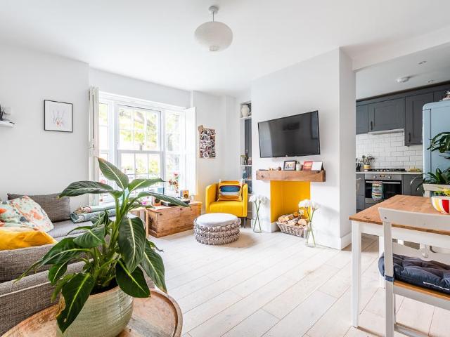 Flat for sale in Somers Town, Greater London