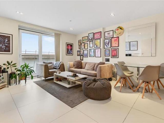Flat for sale in Finsbury, Greater London