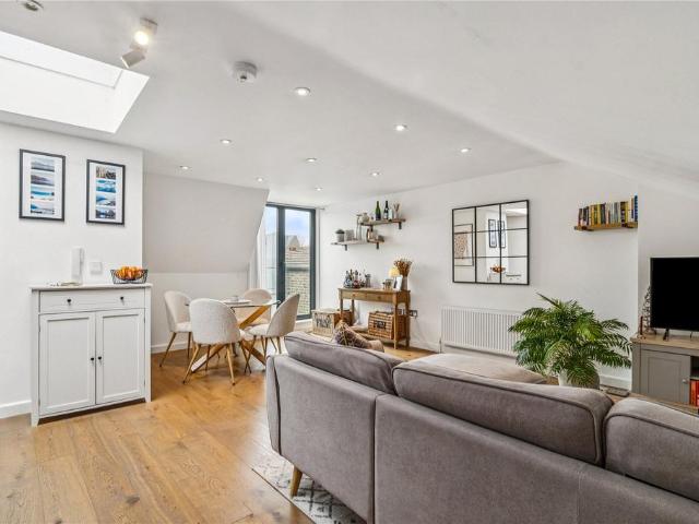 Flat for sale in Earlsfield, Greater London