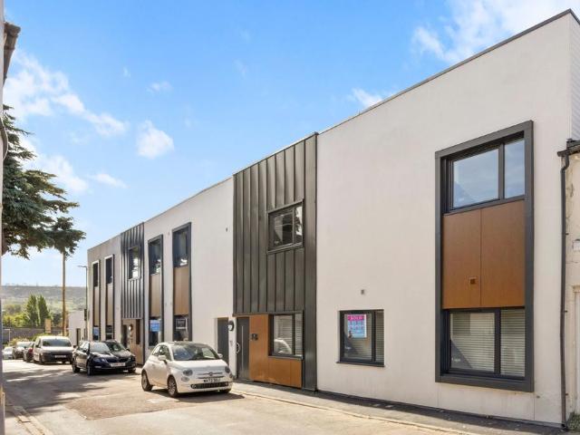 Flat for sale in Ewens Farm, Cheltenham