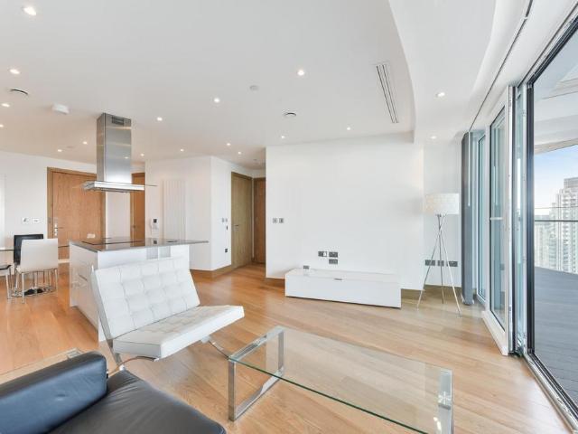 Flat for sale in Isle Of Dogs, Greater London