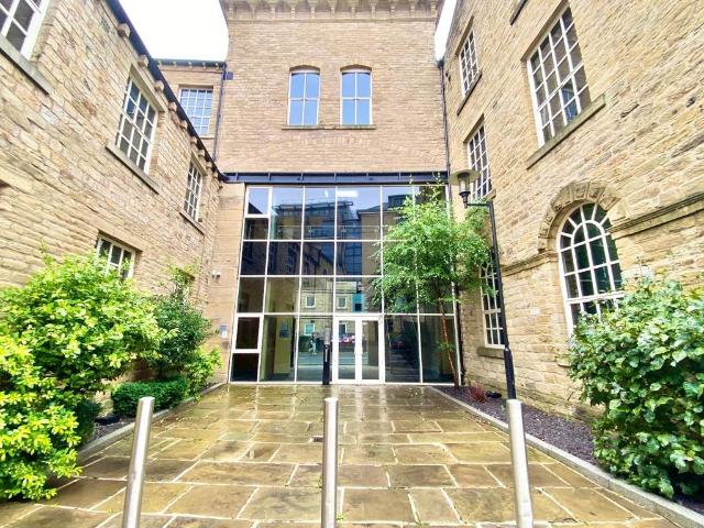 Flat for sale in Huddersfield, West Yorkshire