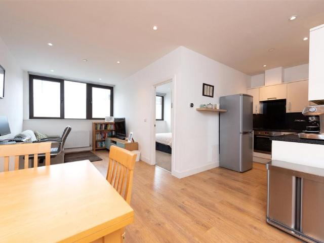 Flat for sale in Streatham, Greater London