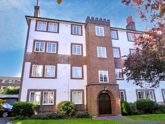 Flat for sale in Kew, Greater London