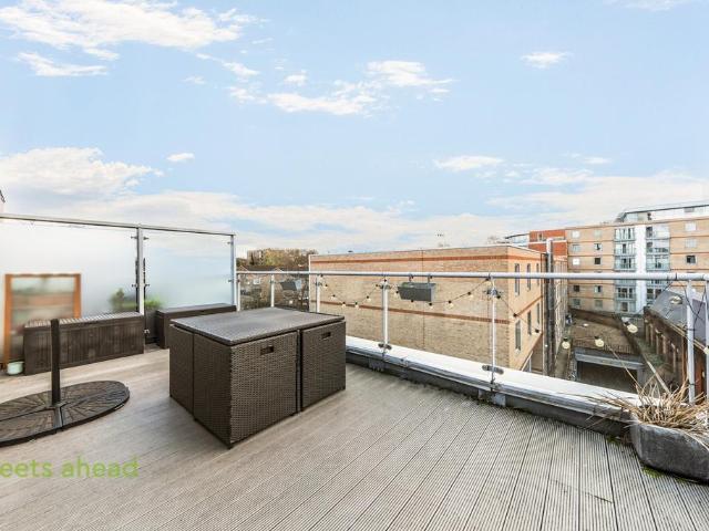Flat for sale in London Borough of Croydon, Addiscombe