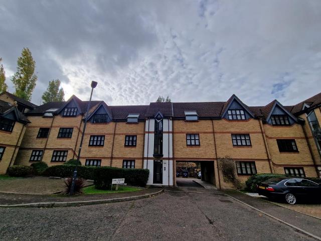 Flat for sale in Lane, Greater London