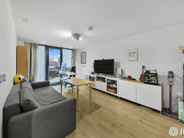 Flat for sale in Stratford Marsh, Greater London