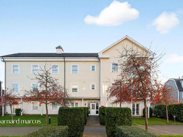 Flat for sale in Worcester Park, Greater London