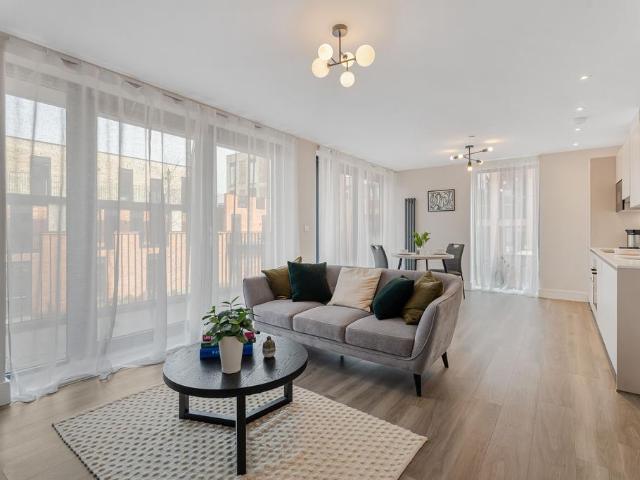 Flat for sale in St Albans, Five Acres