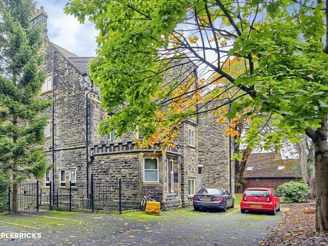 Flat for sale in Gledhow Park, Leeds