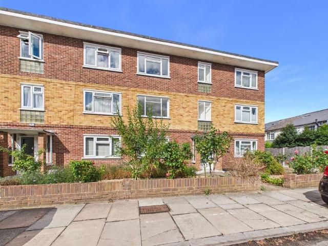 Flat for sale in Hampton Hill, Greater London