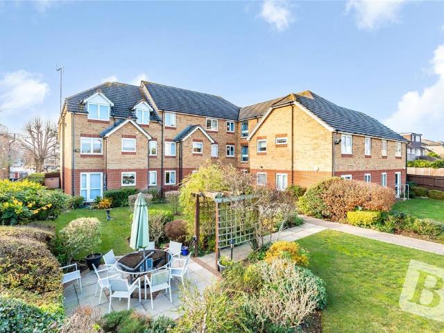Flat for sale in Romford, Gidea Park