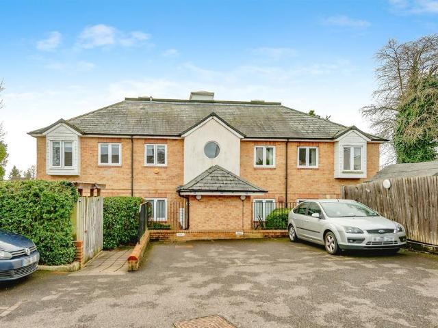 Flat for sale in Red Hill, Surrey