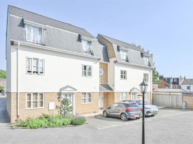 Flat for sale in Navestock Side, Essex