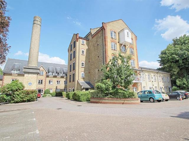 Flat for sale in Hertford, Colliers End