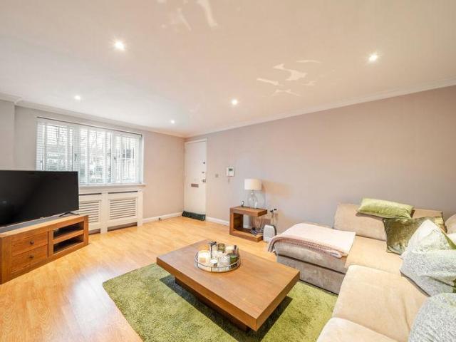 Flat for sale in London Borough of Croydon, Purley