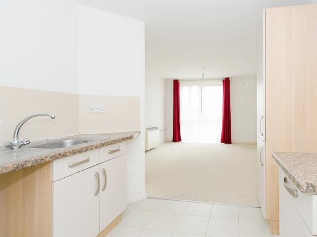 Flat for sale in Petersfield, Cambridge