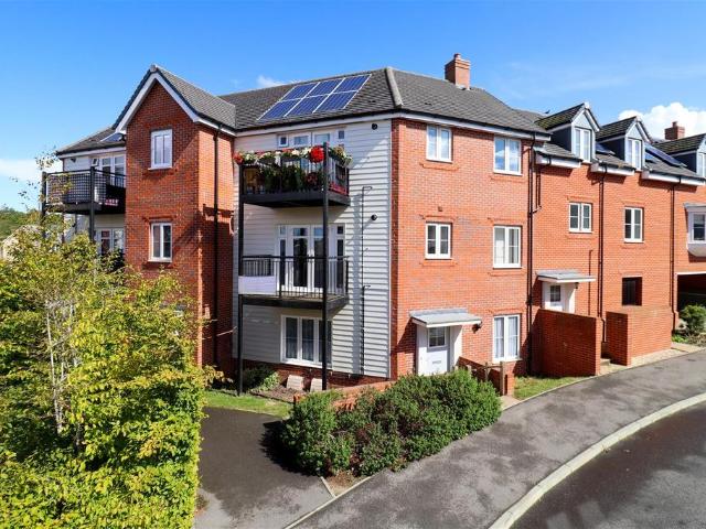 Flat for sale in Hart, Hampshire