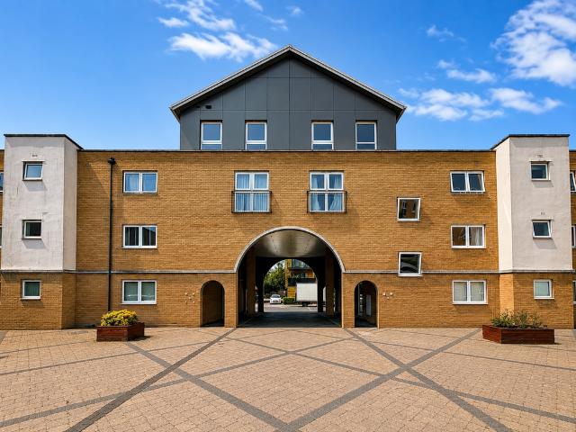 Flat for sale in Alton Barnes, Essex