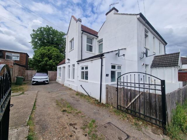 Flat for sale in Wealdstone, Greater London