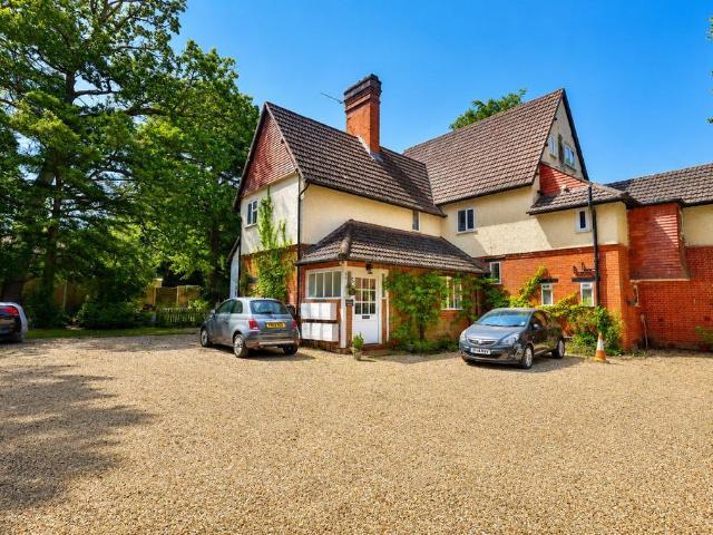 Flat for sale in Sheerwater, Woking