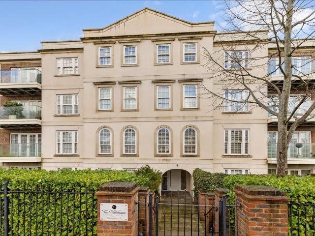 Flat for sale in Bushey, Bushey Heath