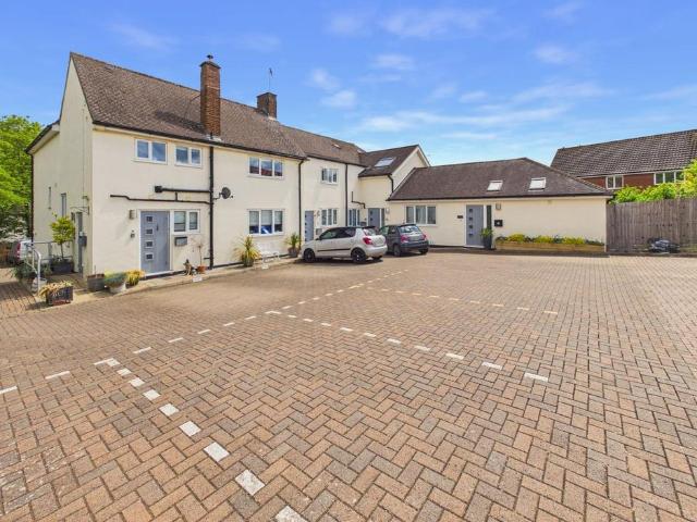 Flat for sale in Chipping Hill, Essex