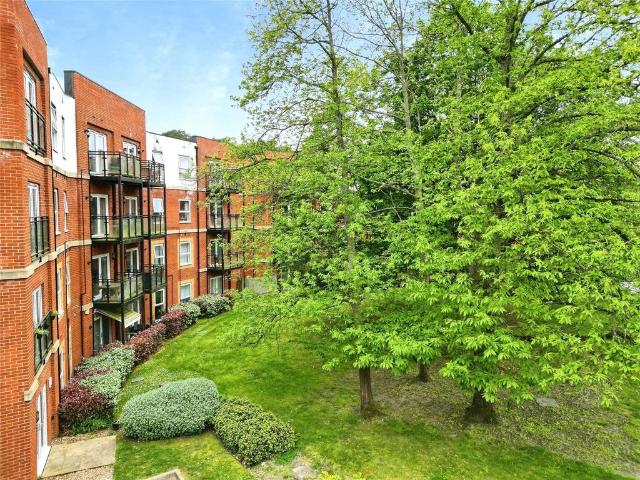 Flat for sale in Buckler's Park, Crowthorne
