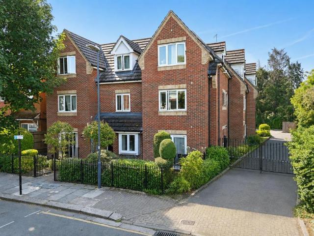 Flat for sale in Wealdstone, Greater London