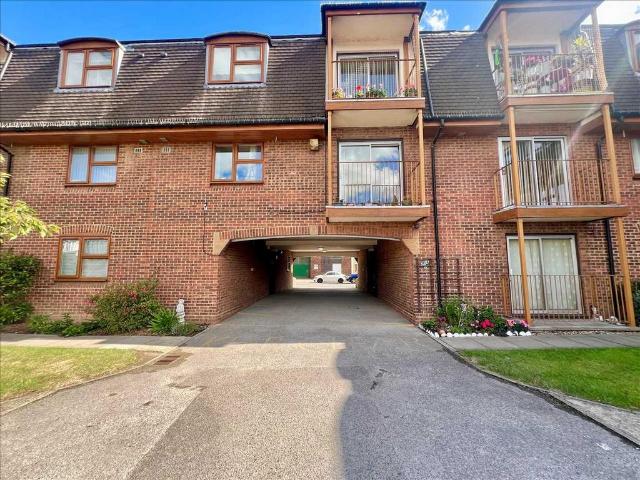 Flat for sale in Alton Barnes, Essex