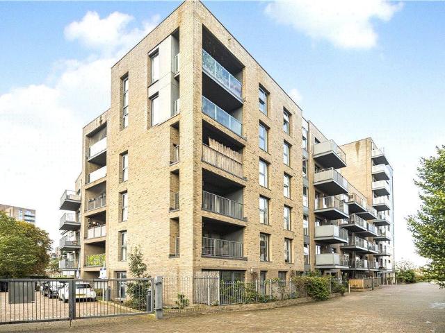 Flat for sale in Brownswood Park, Stoke Newington