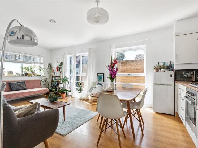 Flat for sale in Tooting Graveney, Greater London