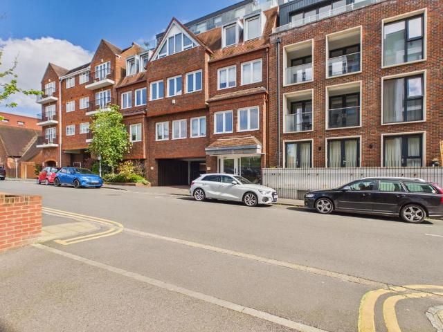 Flat for sale in Gerrards Cross, Denham