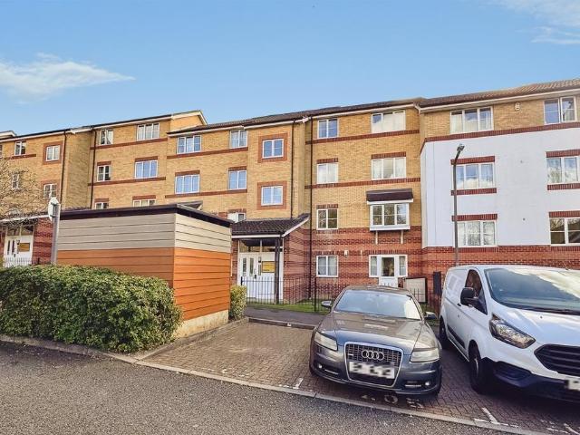 Flat for sale in Totteridge, Buckinghamshire