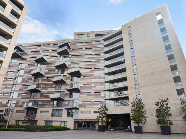 Flat for sale in Grosvenor Waterside, Greater London