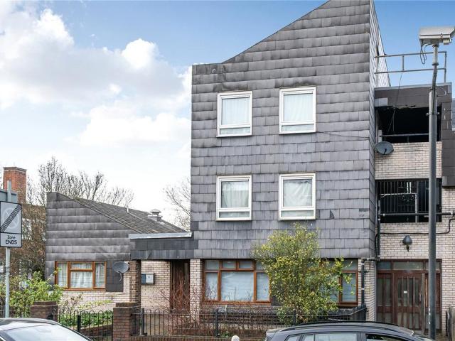 Flat for sale in West Norwood, Greater London
