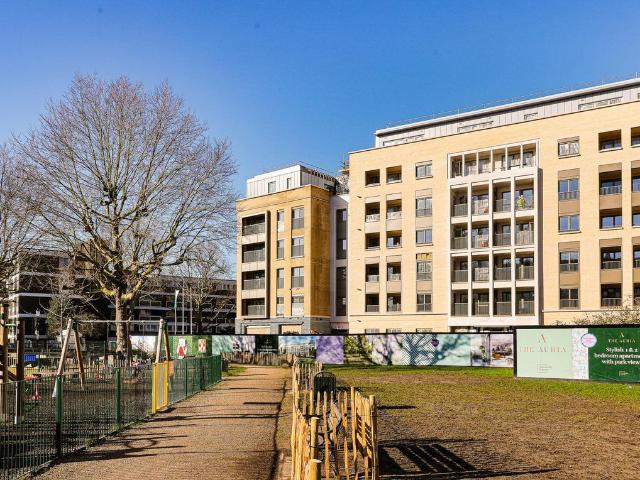 Flat for sale in North Kensington, Greater London